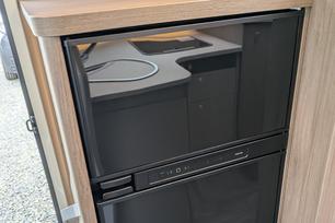 Carado T338 Ford Trail Edition Kühlschrank geschlossen