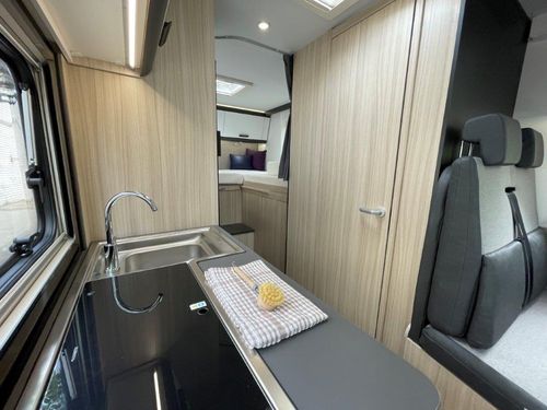 Wohnmobil mieten Sun Living S70 Küche und Sitzbereich