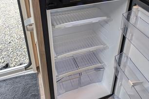 Carado T338 Ford Trail Edition Kühlschrank offen