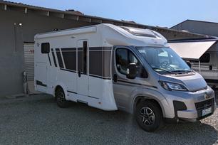 Carado T328 auf Kies von links