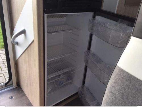 Wohnmobil mieten Sunlight T67S Kühlschrank geöffnet