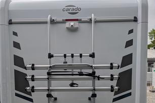 Carado T338 Ford Trail Edition von hinten mit Thule 3er Radträger
