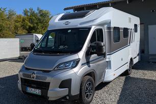 Carado T328 auf Kies von vorne