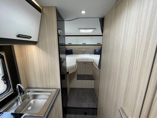 Wohnmobil mieten Sun Living S70 Blick auf Bett mit Küche