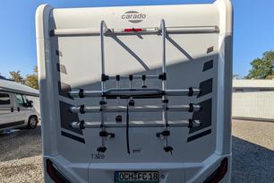 Carado T328 auf Kies von hinten mit Thule Radträger