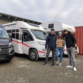 Francesco, Lena und Manuel von FC Camper Wohnmobilvermietung auf dem Firmengelände in Kürnach