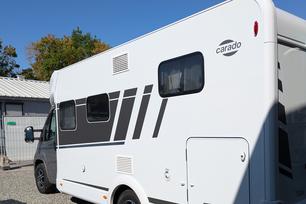 Carado T328 auf Kies von hinten Links