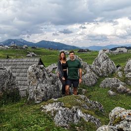 Lena und Francesco von der FC Camper Wohnmobilvermietung auf der Hochalm Velika planina in Slowenien