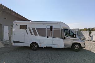 Carado T328 auf Kies von der seite